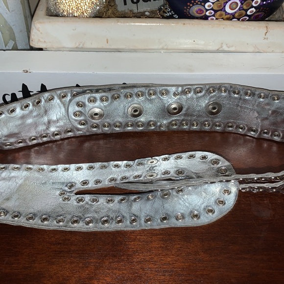 Sand Castle New York Vintage Silver Leather Belt - Picture 6 of 16